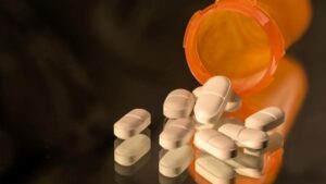 codeina-opioide-frasco-de-remedio-comprimidos-medicamento-pilulas-1640957403421_v2_900x506.jpg