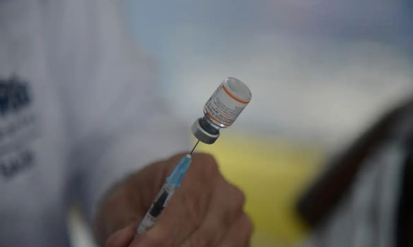 Covid-19 | Ministério da Saúde confirma compra de 12,5 milhões de doses de vacina contra a covid-19, que chegam em 15 dias