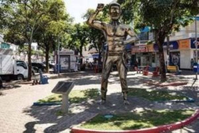estatua-de-chico-prego-fica-na-praca-almirante-tamandare-na-serra-486575-article-1-1-300x200-1.jpg