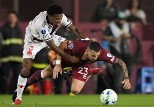 Diniz estreia, mas Vasco tropeça