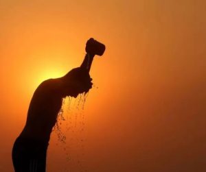 trabalhador-se-refresca-em-dia-de-verao-em