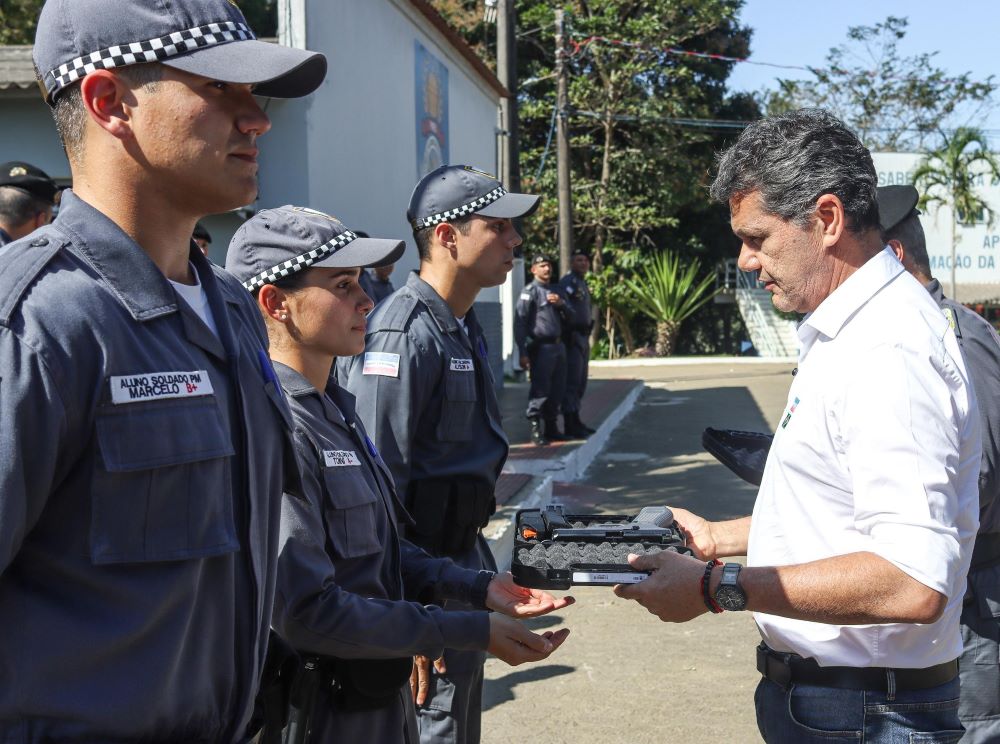 Ferraço entrega 2.325 pistolas