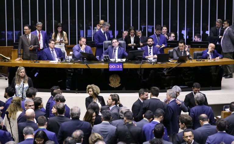 deputados-aprovam-IR.jpg