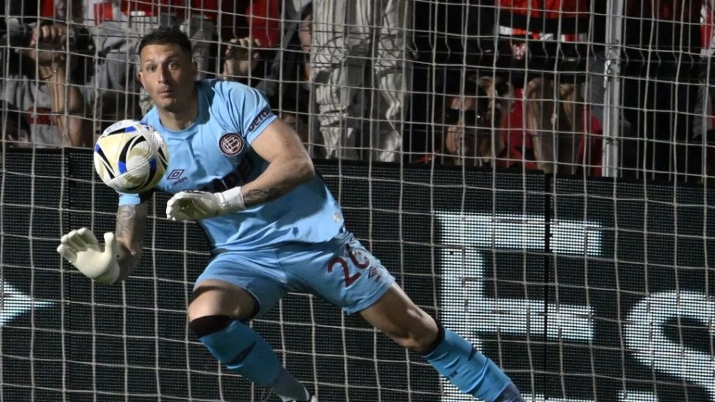 Losada defende três pênaltis