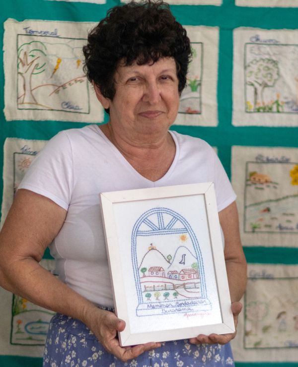 Mariangela-Grillo-Fassarella-coordenadora-do-projeto-social-Meninas-Bordadeiras-de-Burarama.-Foto-Matheus-Rocha-PMCI.jpg 17 de julho de 2026