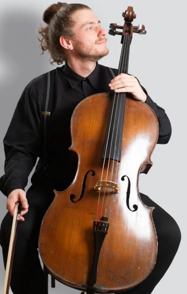 Christian-Munawek-violoncelista-solista.jpg